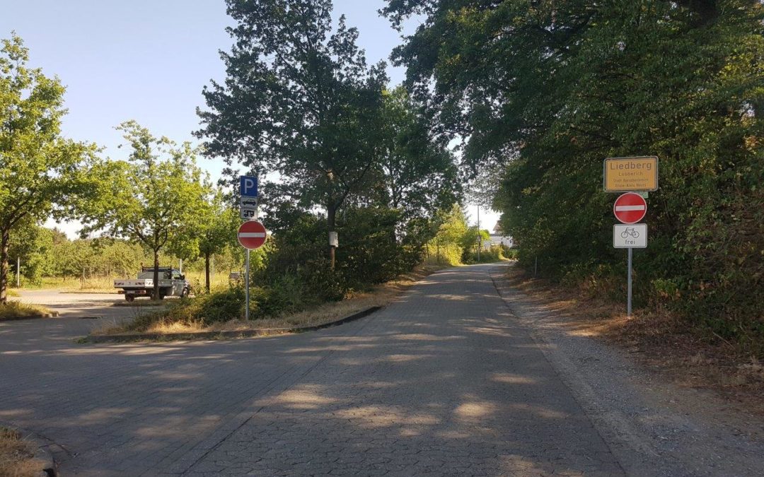 Neue städtische Verkehrsleit- und Parksituation im historischen Ortskern Liedberg